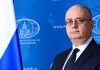 Гутерріш призначив росіянина відповідальним за розмінування в ООН Російський дипломат Гліб Десятников у діловому костюмі на тлі символіки Міністерства закордонних справ Росії та державного прапора РФ