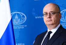 Гутерріш призначив росіянина відповідальним за розмінування в ООН Російський дипломат Гліб Десятников у діловому костюмі на тлі символіки Міністерства закордонних справ Росії та державного прапора РФ