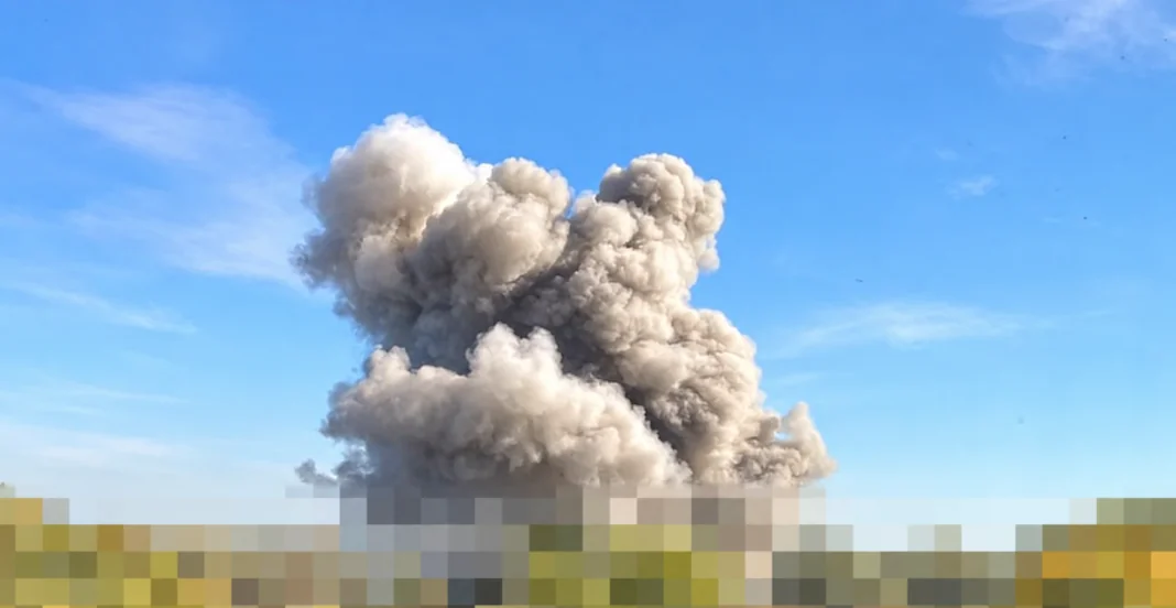 Дим після атаки балістичними ракетами Великий стовп густого сірого диму після влучання балістики