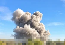 Київ під ударом «Цирконів»: на Оболоні уламки впали біля житлових будинків Великий стовп густого сірого диму після влучання балістики