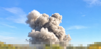 Kyiv under attack from «Zircons»: debris has fallen near residential buildings in Obolon A large column of thick grey smoke following a ballistic strike
