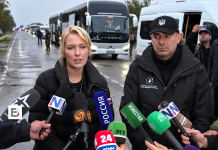З окупованих Олешок евакуюватимуть людей: готові 25 автобусів Представники гуманітарної місії відповідають на запитання журналістів біля автобусів, підготовлених для евакуації цивільного населення з окупованих Олешок Херсонської області