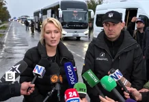 Представники гуманітарної місії відповідають на запитання журналістів біля автобусів, підготовлених для евакуації цивільного населення з окупованих Олешок Херсонської області