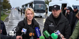 Представники гуманітарної місії відповідають на запитання журналістів біля автобусів, підготовлених для евакуації цивільного населення з окупованих Олешок Херсонської області