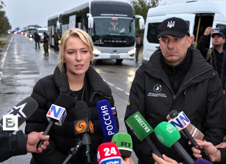 З окупованих Олешок евакуюватимуть людей: готові 25 автобусів Представники гуманітарної місії відповідають на запитання журналістів біля автобусів, підготовлених для евакуації цивільного населення з окупованих Олешок Херсонської області