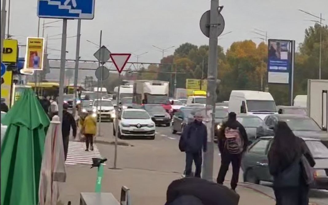 Затори в Києві Щільний потік автомобілів та пішоходи на міській дорозі Києва