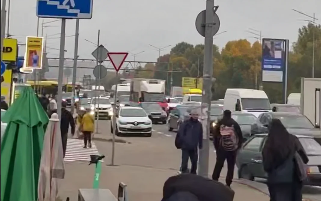 Затори в Києві Щільний потік автомобілів та пішоходи на міській дорозі Києва