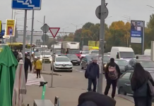 Київ скували затори після атаки РФ: обмежено рух метро, а ціни на таксі злетіли Щільний потік автомобілів та пішоходи на міській дорозі Києва