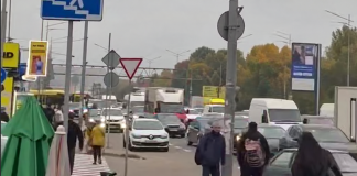 Київ скували затори після атаки РФ: обмежено рух метро, а ціни на таксі злетіли Щільний потік автомобілів та пішоходи на міській дорозі Києва