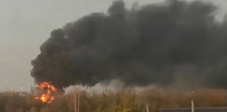 The «Nikolskoye» oil depot near Michurinsk is on fire: footage following the attack Дим і полум'я над промисловою територією поблизу Мічурінська після повідомлень про атаку безпілотників.