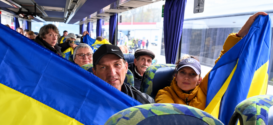 Повернення з Олешків Евакуйовані мешканці окупованих Олешок