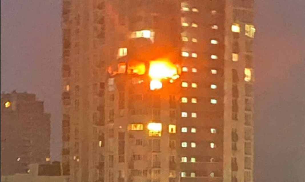 Пожежа в багатоповерхівці Пожежа на верхніх поверхах багатоповерхового будинку під час нічної атаки російських дронів на Київ 21 жовтня 2026 року.