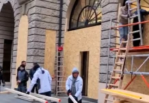 У Німеччині готуються до протестів: заявлено про понад 160 тисяч людей Робітники встановлюють дерев'яні плити на вікнах і вітринах магазину в Німеччині.