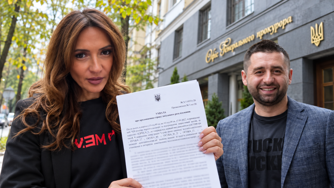 Розслідування НАБУ Мартина Богуславець із документом у руках