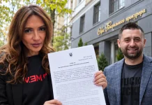 Справа про хабарі у Верховній Раді: активісти вимагають перевірити Арахамію Мартина Богуславець із документом у руках