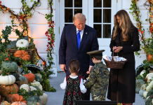 До Трампа на Геловін прийшли діти в радянських костюмах Президент США Дональд Трамп та перша леді Меланія Трамп зустрічають дітей під час святкування Геловіну в Білому домі 29 жовтня 2026 року