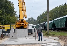 На залізничних станціях Київщини встановлюють модульні укриття Встановлення бетонних модульних укриттів біля залізничної колії