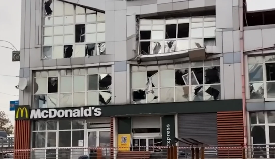 Фасад McDonald’s Пошкоджена будівля з рестораном McDonald’s на Шулявці в Києві після російської ракетної атаки