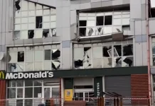 Пошкоджена будівля з рестораном McDonald’s на Шулявці в Києві після російської ракетної атаки