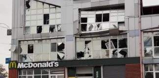 Пошкоджена будівля з рестораном McDonald’s на Шулявці в Києві після російської ракетної атаки