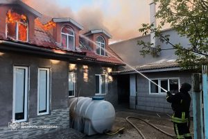 Пожежа після атаки РФ на Дніпропетровщині. 